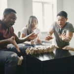 Les jeux de société indémodables pour des soirées entre amis réussies