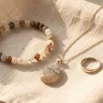 Composer une parure de bijoux harmonieuse au quotidien